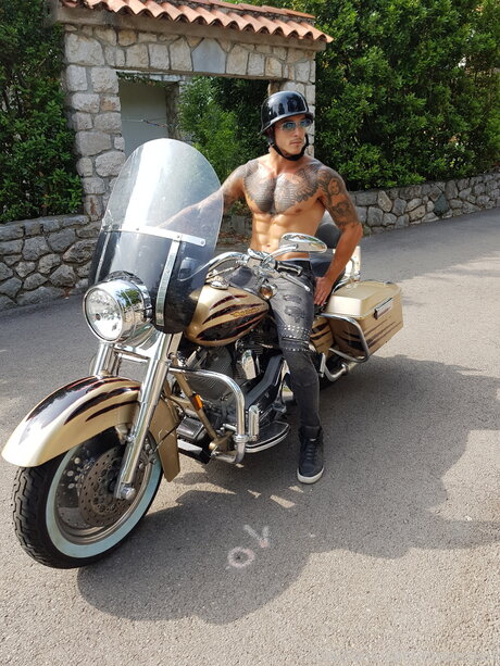 Mister Cruell hd model photo