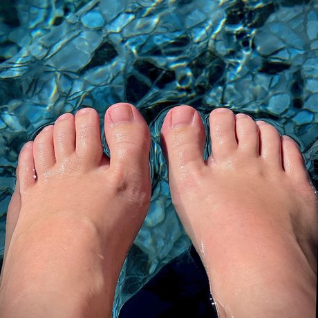 HoneyToes model adult img