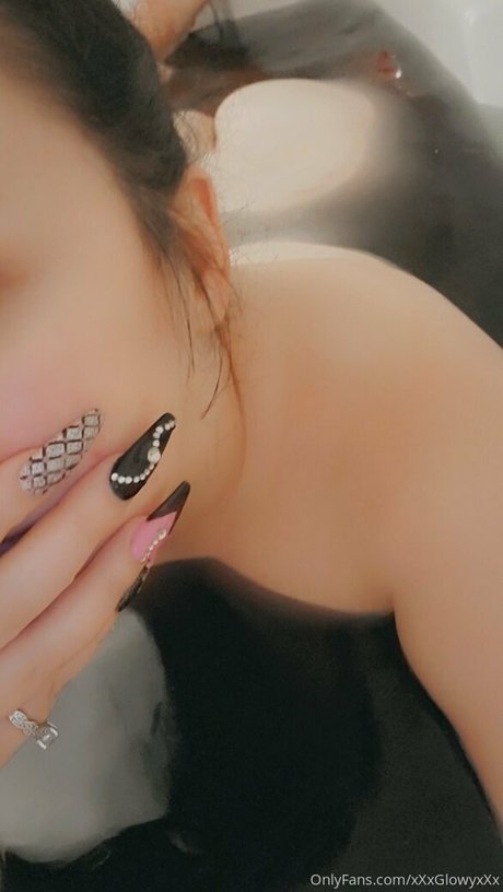 xxxglowyxxx model naked img