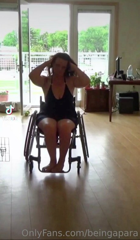 beingapara art model galleries