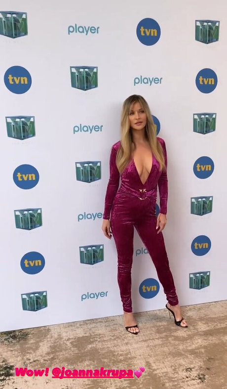 Joanna Krupa pretty actress pics