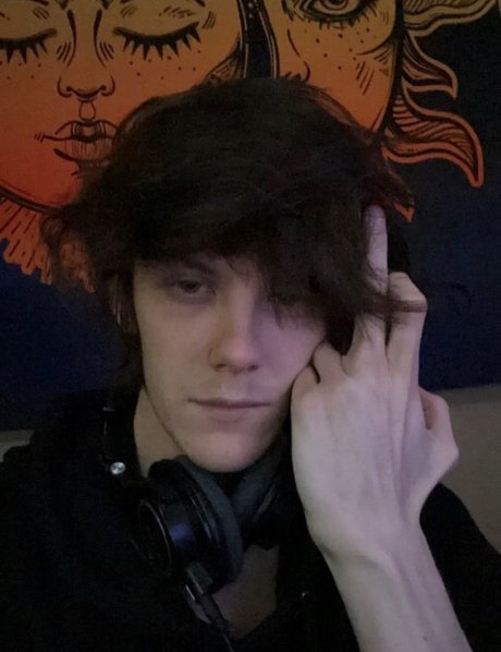 DYLN_ hot star image