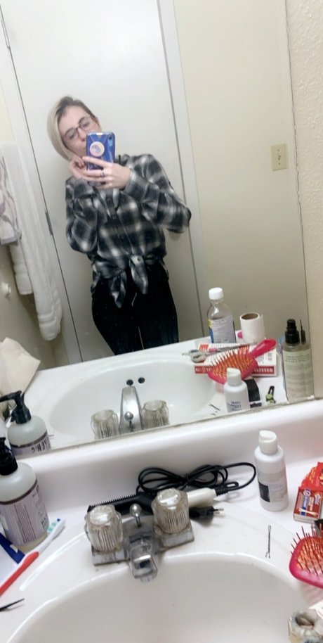 Erika Ellie model xxx photo