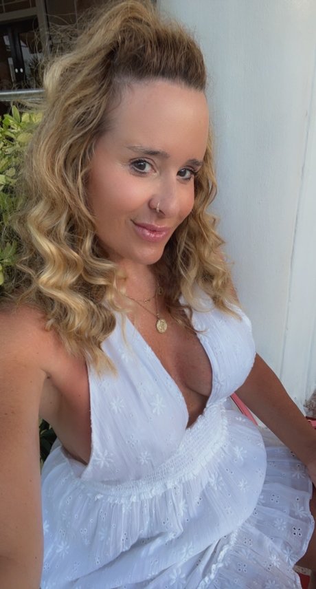 Bethaneebabe naked model img