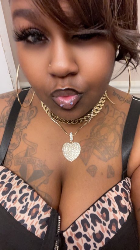 NikkiCash25 perfect star image