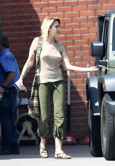 petite skinny onlyfans nudes images