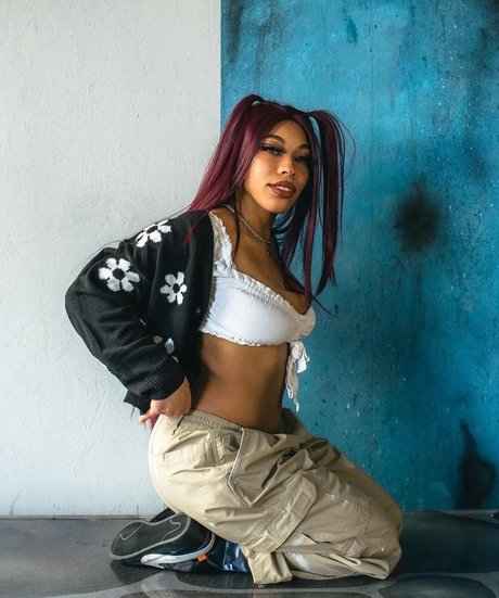 Kiera Please model hot photo