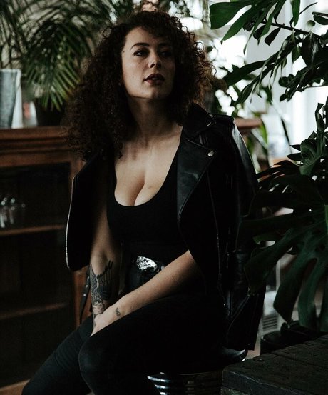 Leila Lowfire naked actress img