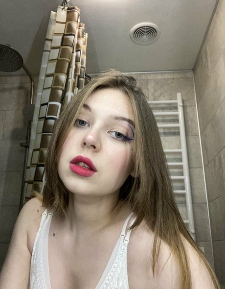 moon less pretty actress photo