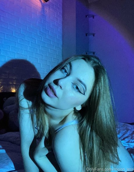 moon less naked actress pics