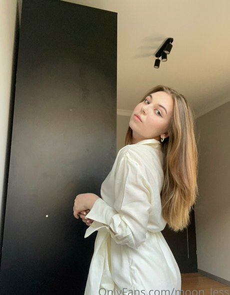 moon less model hd photo