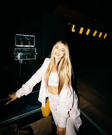 Lola Indigo hot model img