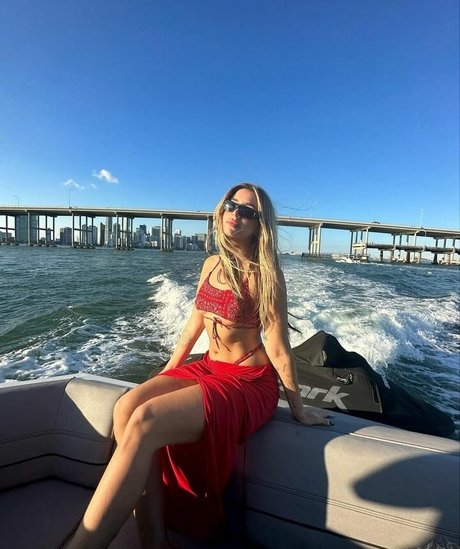 Lola Indigo model erotic pics