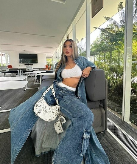 Lola Indigo model adult photo