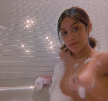 Cashslvt model nude photo