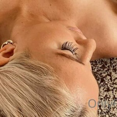 courtneyhuntt pretty star photo