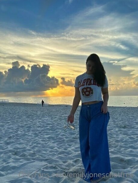 emilyjoneschatfree pornstar top image