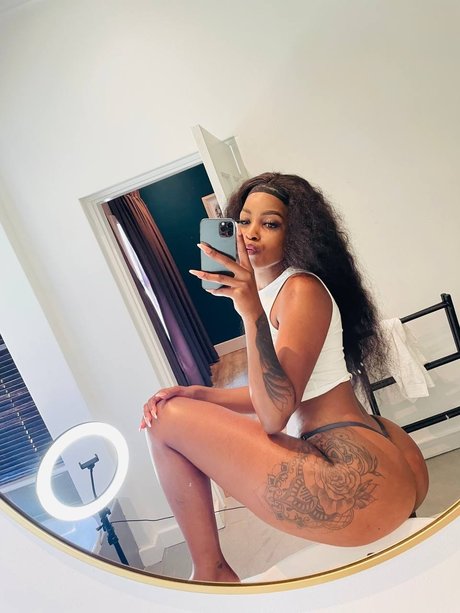 Owamie sex model photo