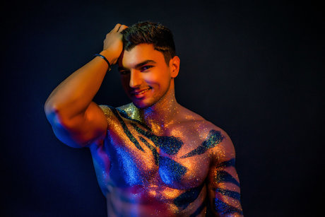 Alec Thomson sexy star photos