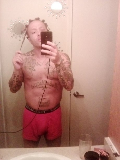 10inchesofred model top photo