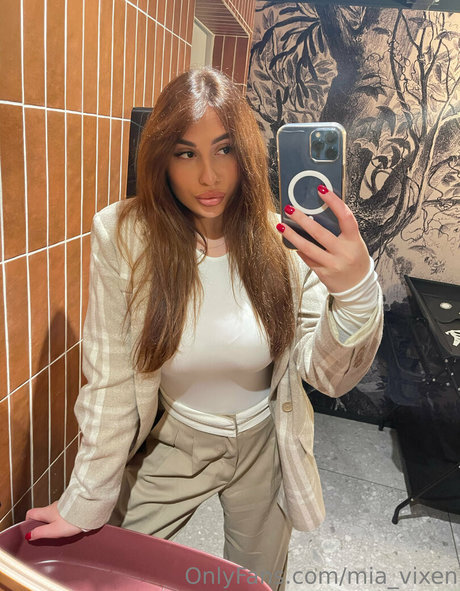 mia vixen naked pornstar pic