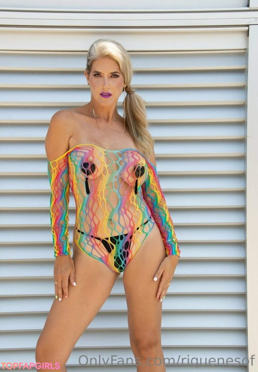 riquenesof model top img