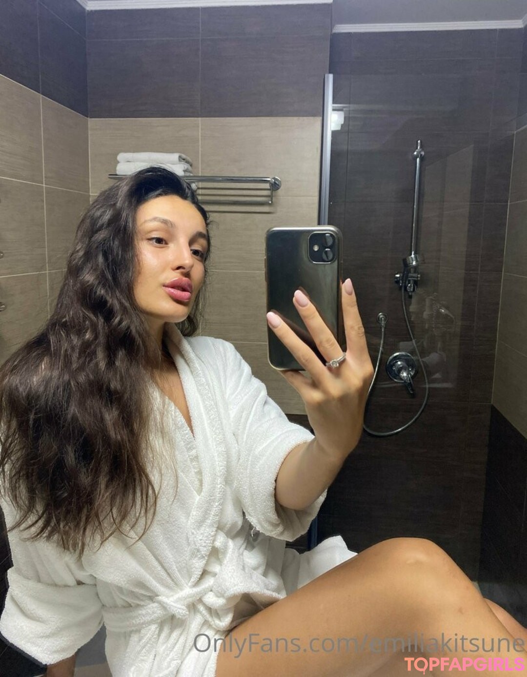 onlyemiliaa naked actress img