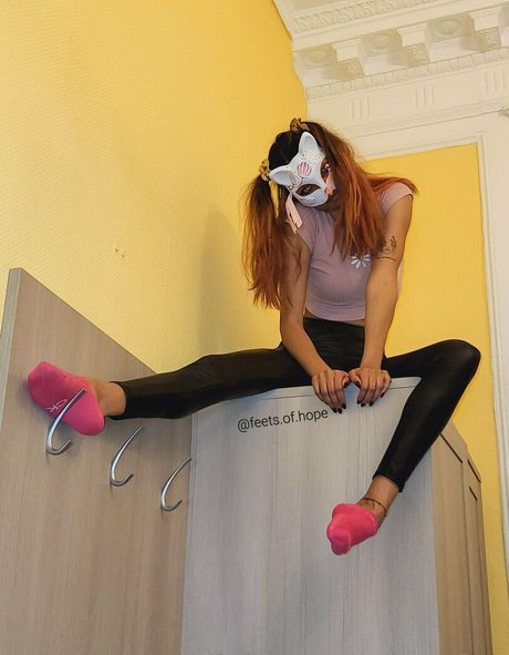 hope feet sexy actress photo