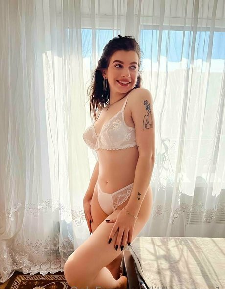 little emmy1 erotic model pictures