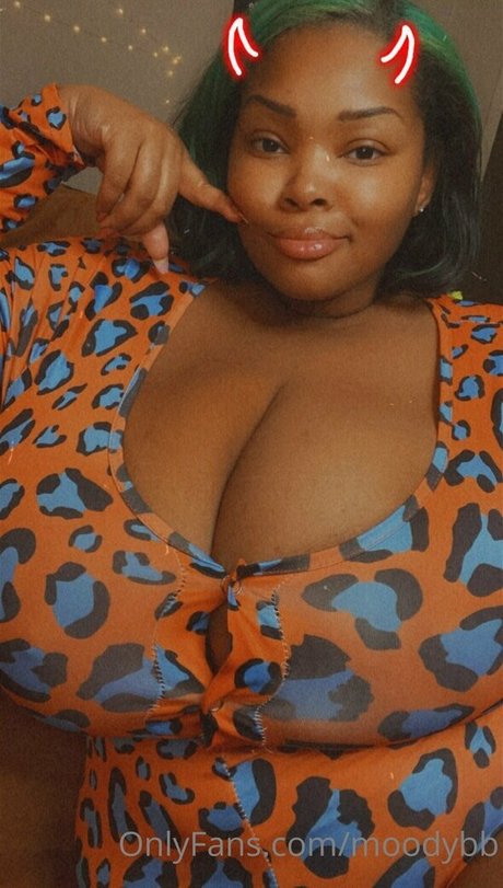 moodybb erotic model img