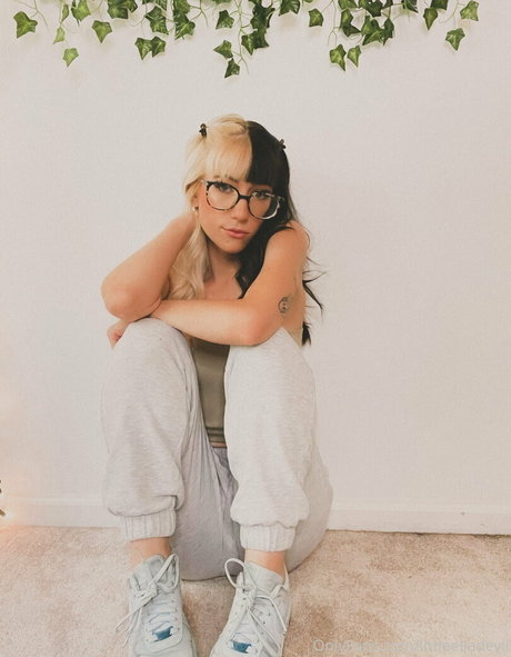 nakedella model art photo