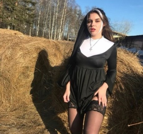 alice wood model naked image