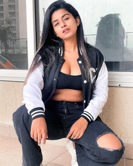 Suhana Khan nude model img