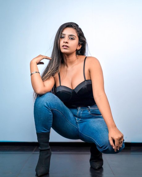 Suhana Khan model adult photo