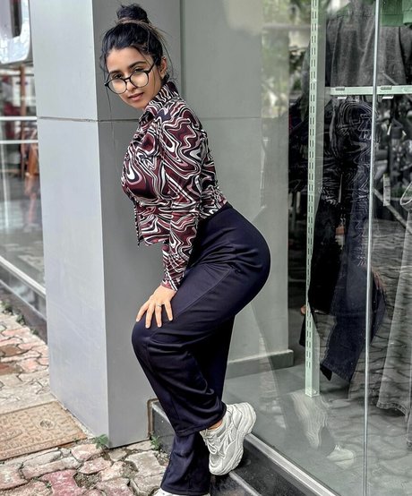 Suhana Khan model art galleries