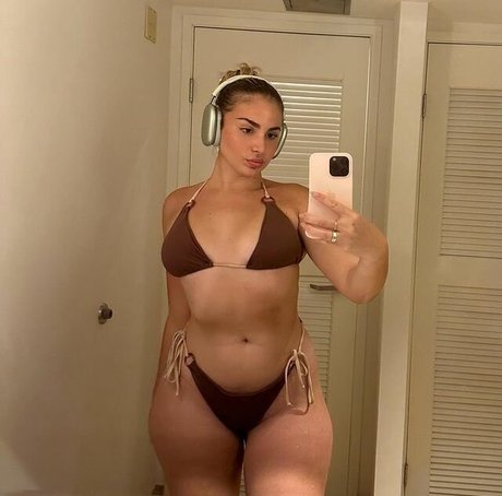 Emely Hernandez hd pornstar photo