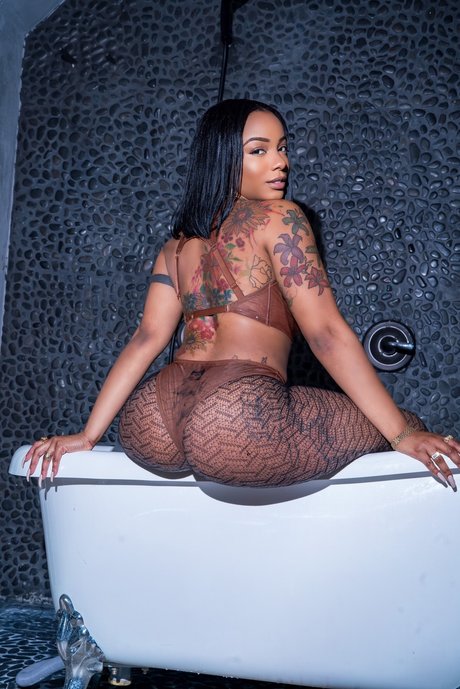 Six Figuresss model adult picture