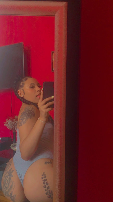 BADDIEBADDIE model adult pics