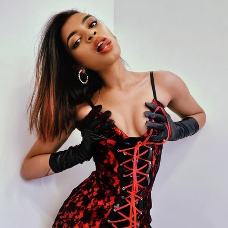 Mahogany Queen model naked archive