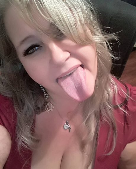 Queen Curvy Cyan pornographic star photos