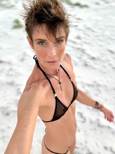 Room 77 Top_ nudes star picture