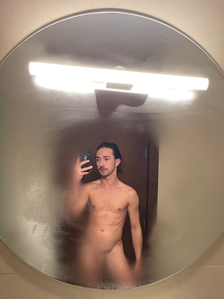 Romeo Bottom Boy in the Mirror erotic star image