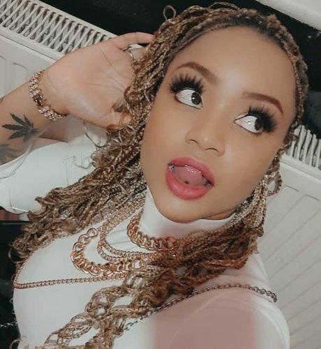 Rude Caramel star sexy photos