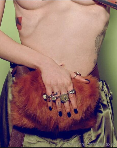 Saga XuX free model photo