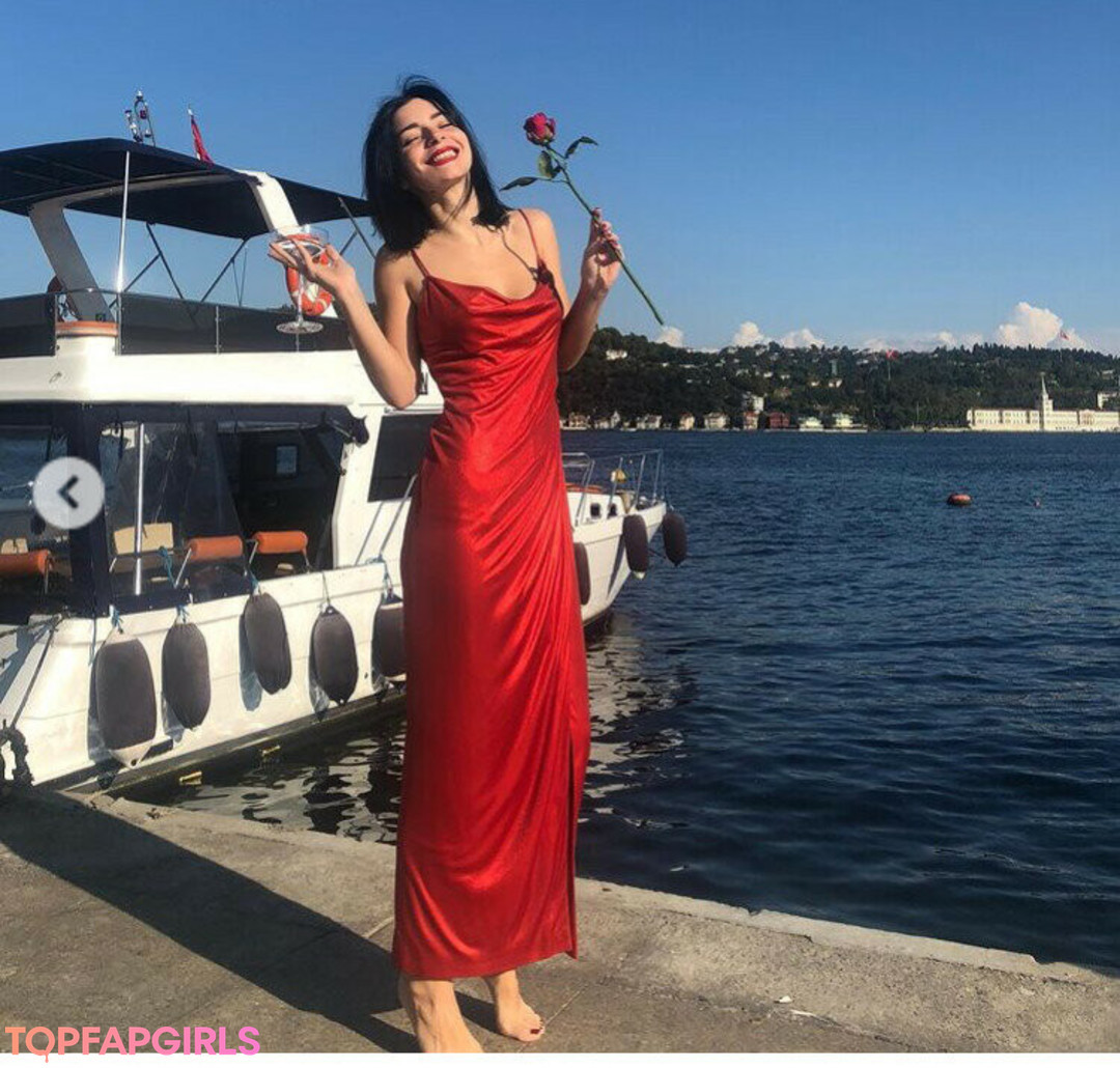 Merve Bolugur model sex picture