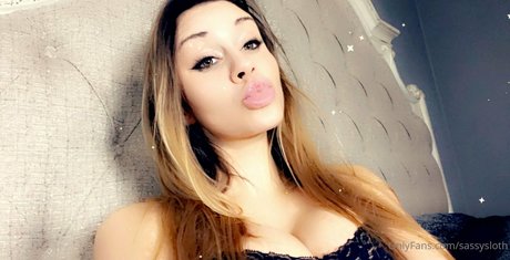 sassysloth naked model img