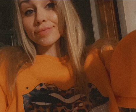 sassysloth model beautiful pic