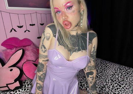 Nasty bimbo pretty model image