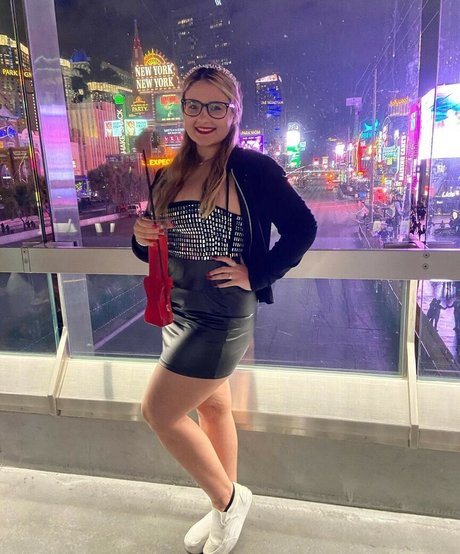 Loowcutie porn model img