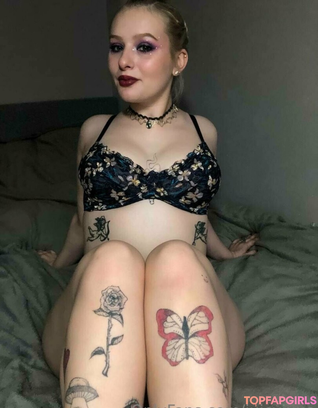 juicyjuus naked model image